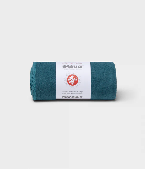 Manduka - Πετσέτα Χειρός - eQua® Hand Yoga Towel - Sage Solid Διαστάσεις: 41cm x 67cm Βάρος 90γρ - mykarma.gr
