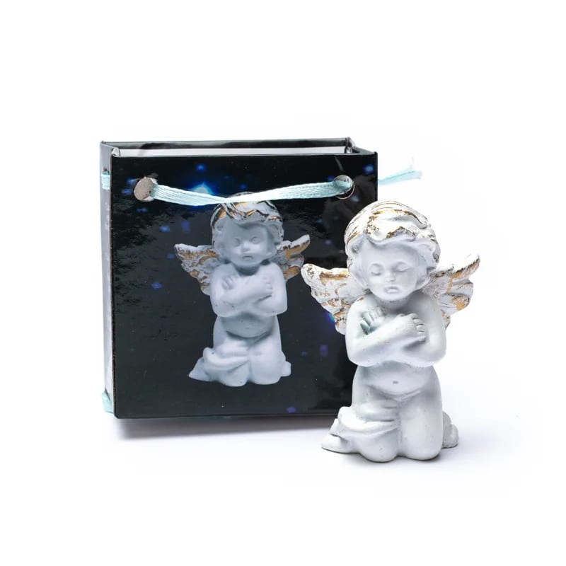 Μικρό άγαλμα Αγγέλου με σταυρωμένα χέρια σε τσάντα δώρου Διαστάσεις: 5,3 cm - mykarma.gr