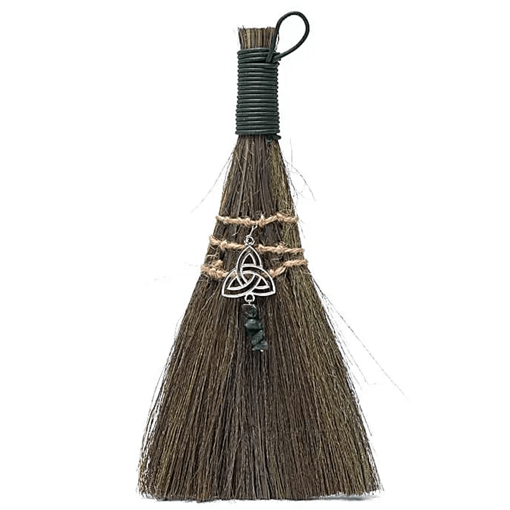 Μαγική Σκούπα με σύμβολο Triquetra & Πράσινη Αβεντουρίνη Διαστάσεις: 22x10cm - mykarma.gr