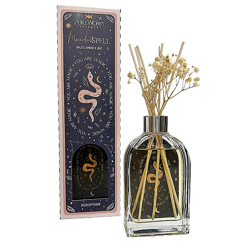 Celestial Magic Botanical Diffuser “Moondust Spell” - Βαλτικό Κεχριμπάρι & Oud 150ml & ξυλάκια με βότανα | Αιθέριο Έλαιο - mykarma.gr