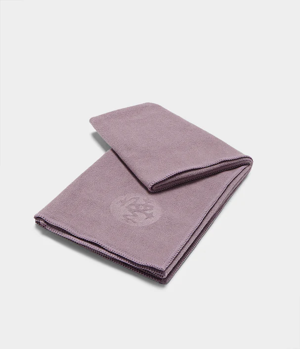 Manduka - Πετσέτα Χειρός - eQua® Hand Yoga Towel - Elderberry Διαστάσεις: 41cm x 67cm Βάρος: 90γρ