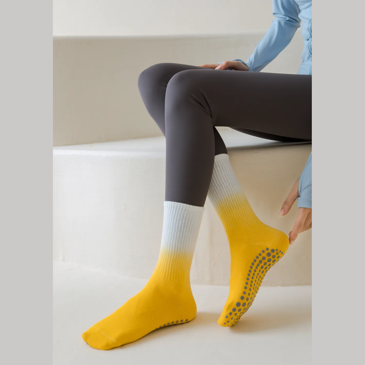 Αντιολισθητικές Ψηλές Κάλτσες - Gradient Non-Slip Socks – Yoga & Pilates - ποικιλία χρωμάτων No 37-43 - mykarma.gr