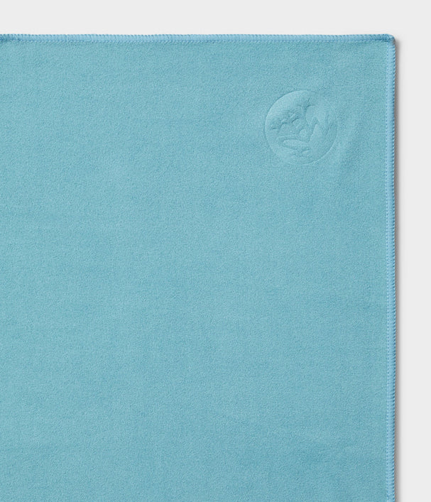 Manduka - Πετσέτα Χειρός - eQua® Hand Yoga Towel - Blue Lotus Διαστάσεις: 41cm x 67cm Βάρος: 90γρ - mykarma.gr
