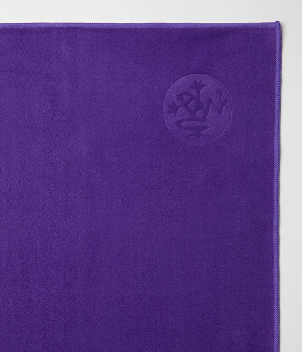 Manduka Πετσέτα Στρώματος  eQua® Yoga Towel - Passion Berry  183 x 67 cm  400 g - mykarma.gr
