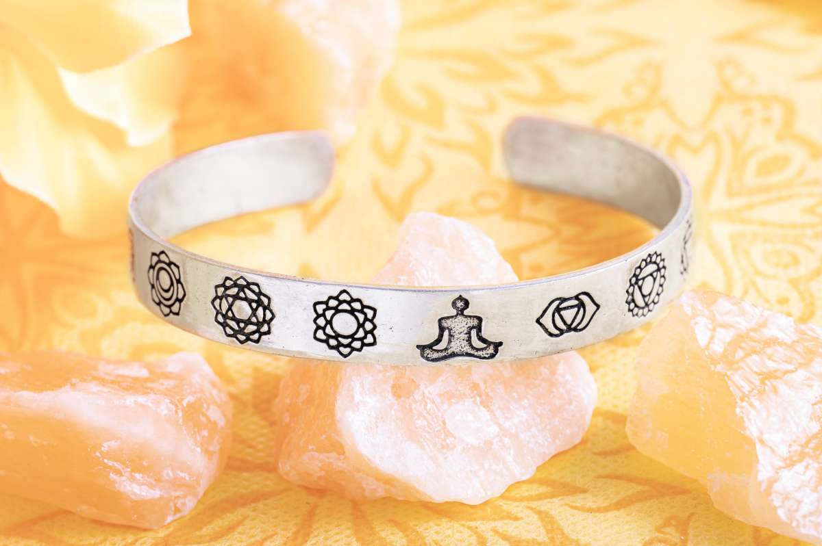 Χειροποίητο Βραχιόλι ορείχαλκου «Chakra» Μέγεθος ρυθμιζόμενο Βάρος: 21γρ Πλάτος:1 εκ - mykarma.gr