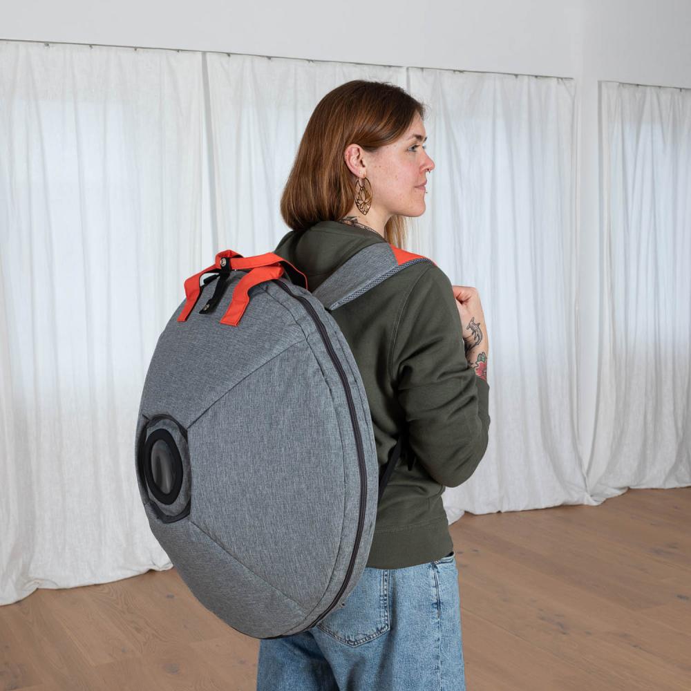 Πλαϊνή όψη της θήκης μεταφοράς handpan με ιμάντες