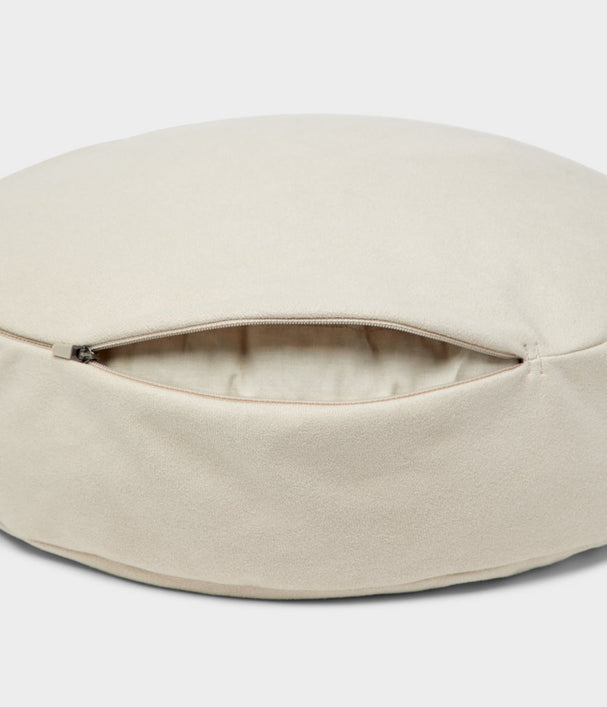 Μαξιλάρι Διαλογισμού Manduka Meditation Cushion με υποστήριξη διπλής όψης - Sand Διαστάσεις: 38cm x 12,7cm.Βάρος: 1,9 kg - mykarma.gr