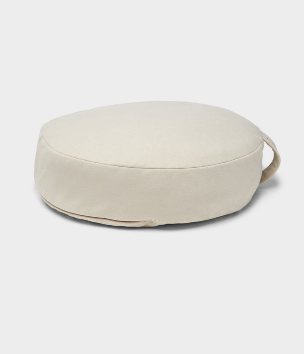 Μαξιλάρι Διαλογισμού Manduka Meditation Cushion με υποστήριξη διπλής όψης - Sand Διαστάσεις: 38cm x 12,7cm.Βάρος: 1,9 kg - mykarma.gr