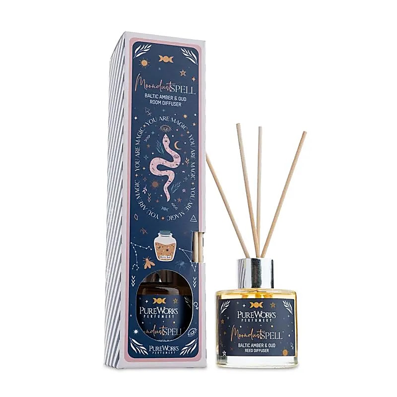 Celestial Magic Reed Diffuser “Ξόρκι Σελινόσκονης” - Κεχριμπάρι & Oudh 50ml & ξυλάκια | Αιθέριο Έλαιο - mykarma.gr