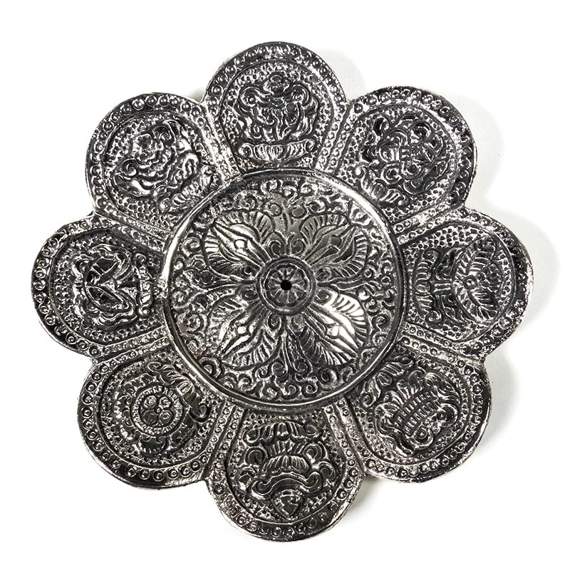 Βαση για Στικ- διακοσμημένο με τα 8 βουδιστικά ευνοϊκά & τυχερά Σύμβολα - ασημένιο χρώμα.Διαστάσεις 12 x 12εκ.Υλικό:Αλουμίνιο. - mykarma.gr