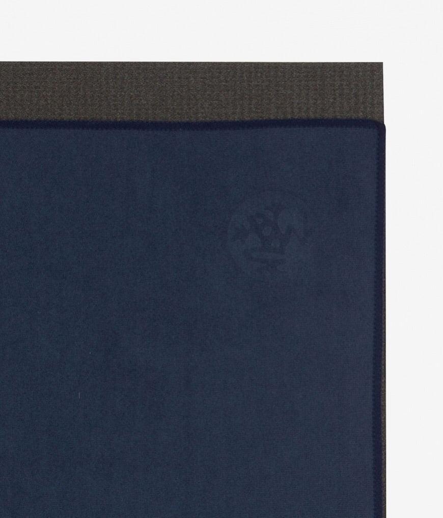 Manduka - Πετσέτα -eQua® Hand Yoga Towel - Midnight. Βάρος 90γρ.  41cm x 67cm - mykarma.gr
