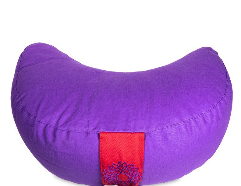 Μαξιλάρι διαλογισμού με σχήμα Ημισέληνο Chakra 7 -μωβ με κόκκινη κεντημένη λαβή.Διαστάσεις 33x13cm Βάρος 1300g - mykarma.gr