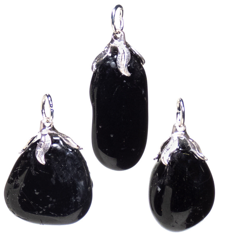 Κρεμαστό Μενταγιόν από Μαύρη Τουρμαλίνη(Black Tourmaline).Διαστάσεις: 2 εκ.(Η συσκευασία περιέχει 1 τεμάχιο) - mykarma.gr