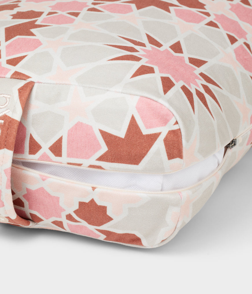 Manduka enlight™ Rectangular Bolster - Rituals Morganite .Διαστάσεις: 71 x 30 x 12 cm Βάρος: 1,1 kg - mykarma.gr
