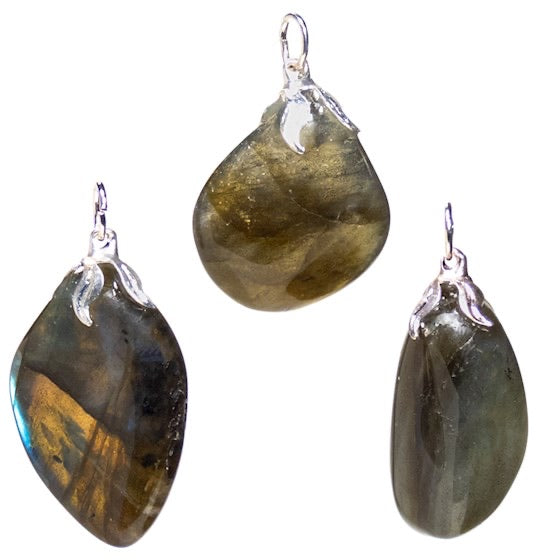 Κρεμαστό Μενταγιόν από Λαμπραδορίτη (Labradorite).Διαστάσεις: 2,5 εκ.(Η συσκευασία περιέχει 1 τεμάχιο) - mykarma.gr