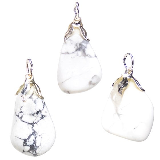 Κρεμαστό Μενταγιόν από Χαολίτη (Howlite).Διαστάσεις: 2 εκ.(Η συσκευασία περιέχει 1 τεμάχιο) - mykarma.gr