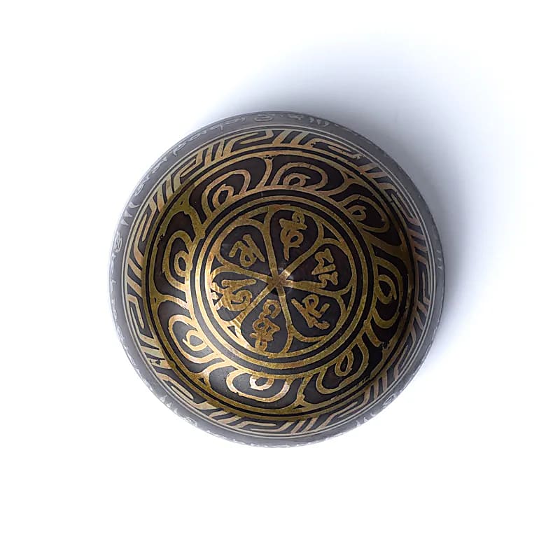 Μεταλλικό Singing Bowl με διακοσμημένο Om Mani Pad Me Hum Μέγεθος 15 x 7 cm Βάρος 800 g - mykarma.gr