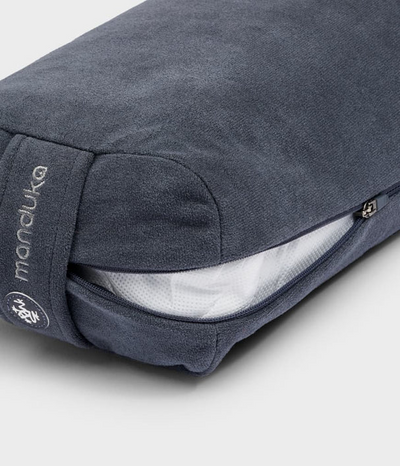 Manduka  Lean Bolster - Thunder Διαστάσεις: 74 x 18 x 8cm Βάρος: 0,45 kg - mykarma.gr