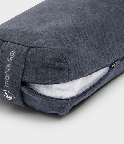 Manduka  Lean Bolster - Thunder Διαστάσεις: 74 x 18 x 8cm Βάρος: 0,45 kg - mykarma.gr