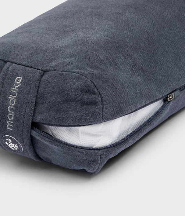 Manduka  Lean Bolster - Thunder Διαστάσεις: 74 x 18 x 8cm Βάρος: 0,45 kg - mykarma.gr