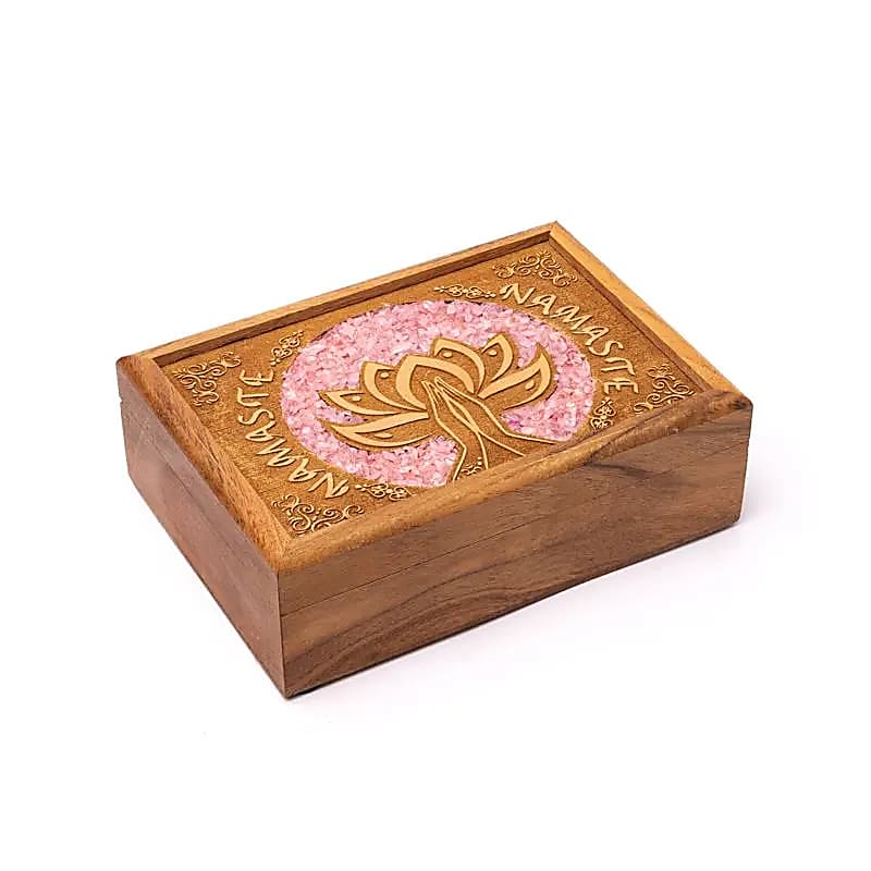 Κουτί κοσμημάτων/Tarot Box από ξύλο Μάνγκο «Namaste» με Ροζ Χαλαζία Διαστάσεις: 18 × 13 cm - mykarma.gr