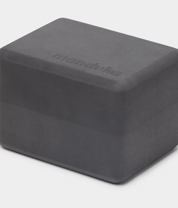 Manduka Recycled Foam Yoga Mini Travel Block - Thunder  •200γρ  • 10 x 11,5 x 15 εκ - mykarma.gr