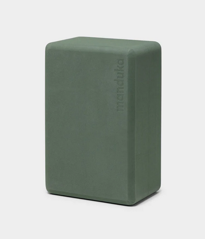 Manduka Recycled Foam Yoga Block - Sage  •450γρ  • 23 x 15 x 10 εκ - mykarma.gr