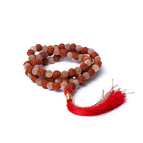 Mala Rudraksha & Φεγγαρόπετρα(Peach Moonstone) με κόκκινη φούντα + πουγκί - 108 χάντρες Διαστάσεις χάντρας : 0,5 cm