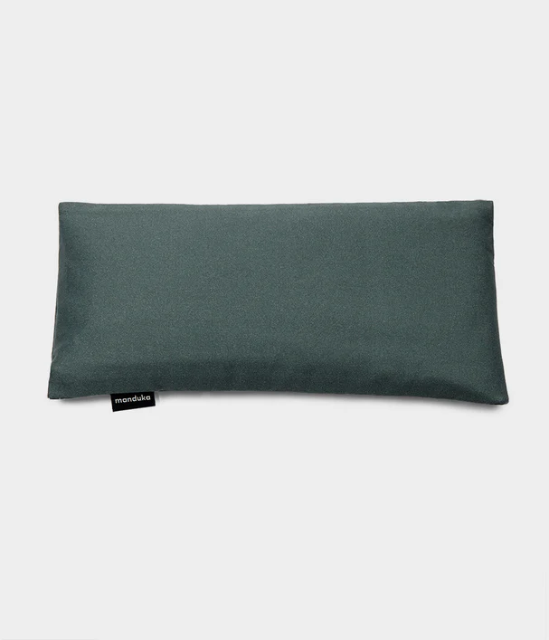 Manduka Eye Pillow - Mαξιλαράκι για τα Μάτια για χαλάρωση από οργανικό βαμβάκι με οργανικό Λιναρόσπορο & Λεβάντα - deep sage Μέγεθος: 12 x 24 cm  270 g - mykarma.gr