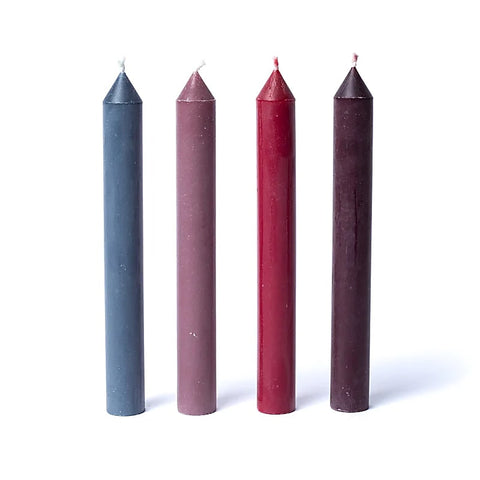 Σετ με 4 ανακυκλωμένα χρωματιστά κεριά στεαρίνης χωρίς άρωμα Διαστάσεις : 19 x 2 cm Χρόνος καύσης 20 ώρες