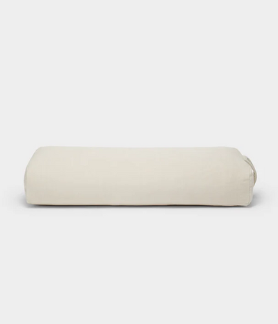 Manduka  enlight™ Rectangular Bolster - Sand Διαστάσεις: 71 x 30 x 12 cm Βάρος: 1,1 kg - mykarma.gr