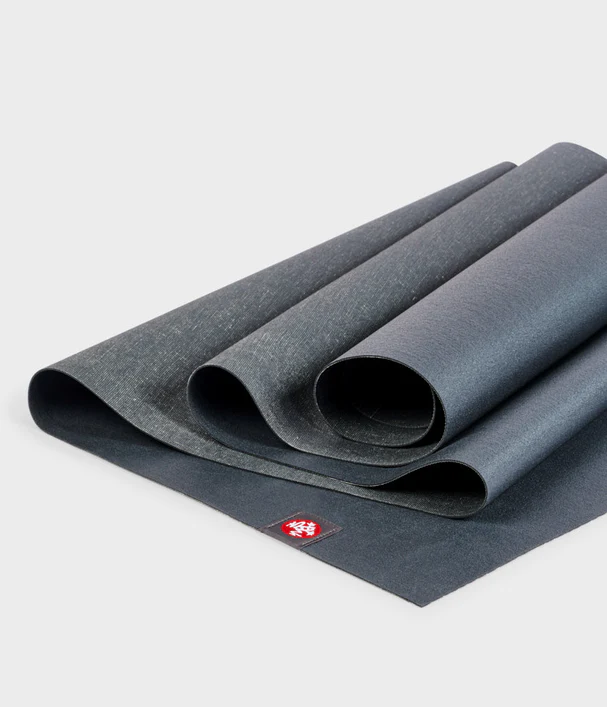 Long Στρώμα Manduka Travel eKO® superlite yoga mat - Charcoal (Grey)   1,5mm  200cm x 61cm  1,1kg