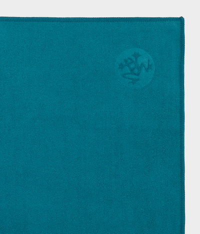 Manduka - Πετσέτα Χειρός - eQua® Hand Yoga Towel - Maldive Διαστάσεις: 41cm x 67cm Βάρος: 90γρ - mykarma.gr