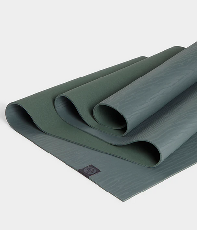 Στρώμα Yoga Manduka  eko®lite yoga mat - Deep Sage  2.9 kg  180 cm x 61 cm  4 mm - mykarma.gr