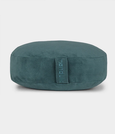 Μαξιλάρι Διαλογισμού Manduka Meditation Cushion με υποστήριξη διπλής όψης - Sage Solid Διαστάσεις: 38cm x 12,7cm Βάρος: 1,9 kg - mykarma.gr