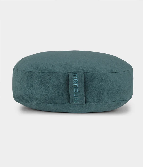 Μαξιλάρι Διαλογισμού Manduka Meditation Cushion με υποστήριξη διπλής όψης - Sage Solid Διαστάσεις: 38cm x 12,7cm Βάρος: 1,9 kg - mykarma.gr