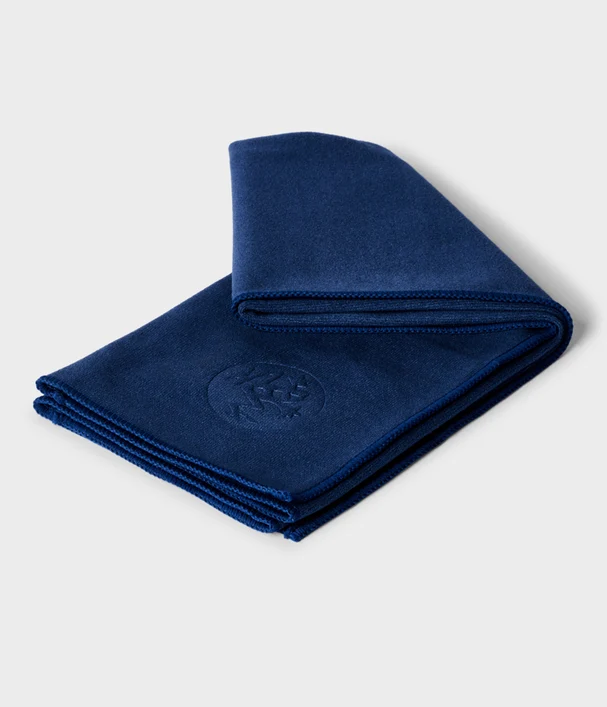 Manduka - Πετσέτα Χειρός - eQua® Hand Yoga Towel - Midnight Βάρος 90γρ Διαστάσεις: 41cm x 67cm - mykarma.gr