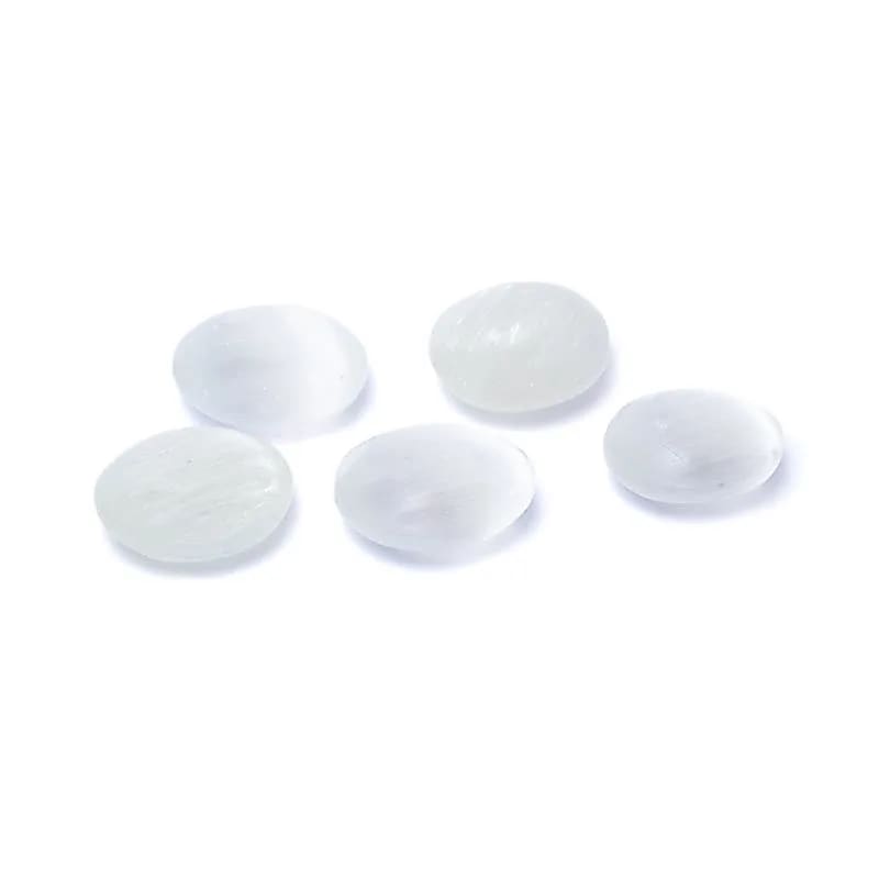 Φυσικό ορυκτό πέτρωμα - Worry Stone (Πέτρα Παλάμης) Σεληνίτης (Selenite) - γυαλισμένο ορυκτό Διαστάσεις: ± 4 x 1 εκ (Η συσκευασία περιέχει 1 τεμάχιο) - mykarma.gr