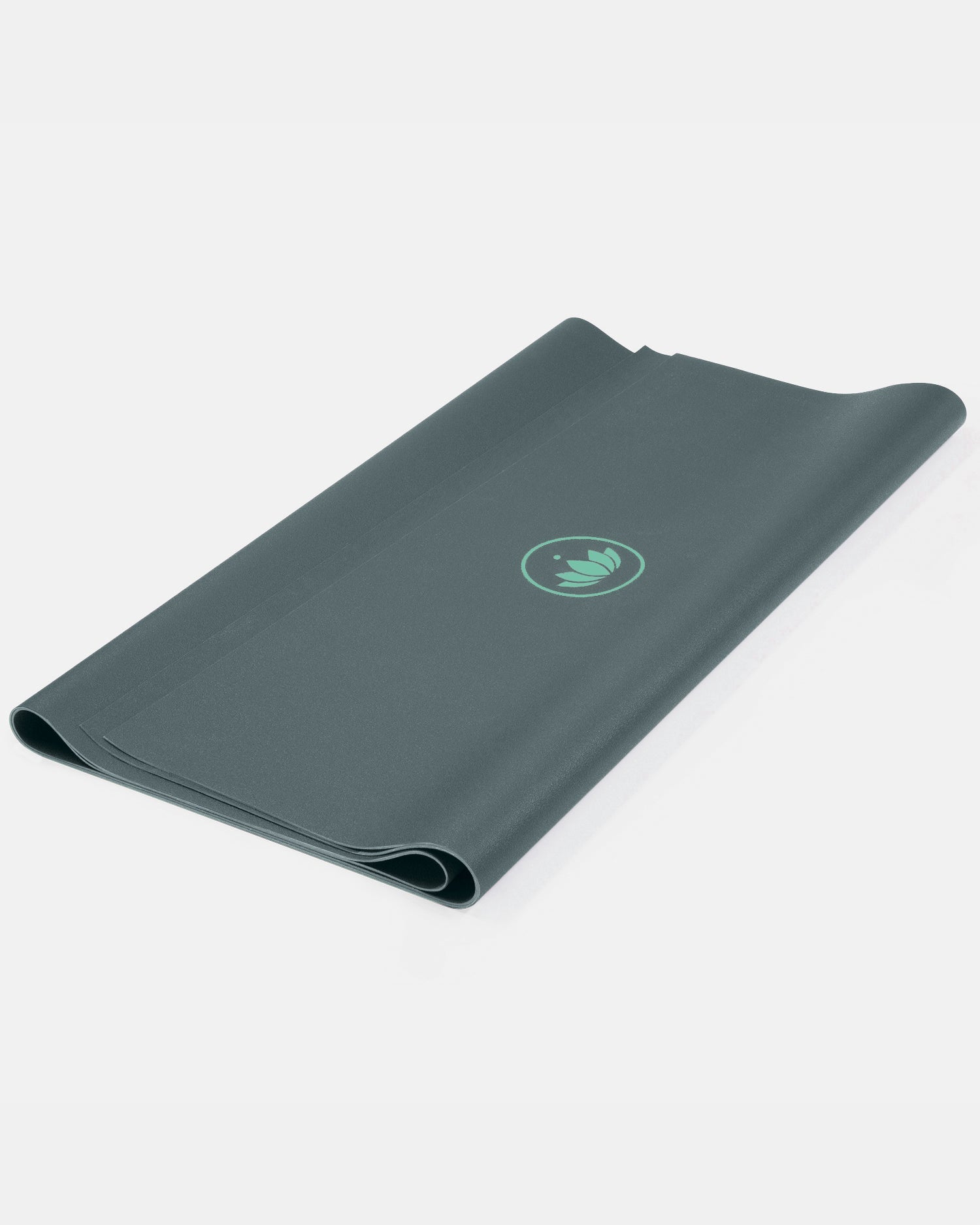 Lotuscrafts Travel Yoga Mat ARISE | Αντιολισθητικό στρώμα Yoga από φυσικό καουτσούκ & 15% ανακυκλώσιμο λατέξ - Balsam Green Βάρος: 1kg Διαστάσεις: 185cm x 65cm Πάχος: 0,13cm - mykarma.gr