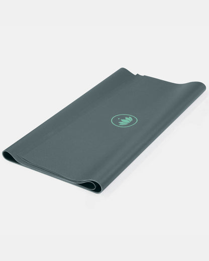 Lotuscrafts Travel Yoga Mat ARISE | Αντιολισθητικό στρώμα Yoga από φυσικό καουτσούκ & 15% ανακυκλώσιμο λατέξ - Balsam Green Βάρος: 1kg Διαστάσεις: 185cm x 65cm Πάχος: 0,13cm - mykarma.gr