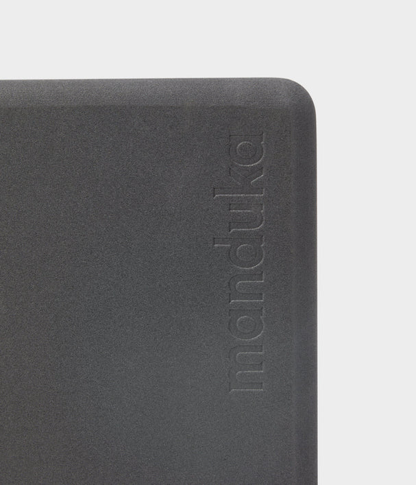 Manduka Recycled Foam Yoga Mini Travel Block - Thunder  •200γρ  • 10 x 11,5 x 15 εκ - mykarma.gr