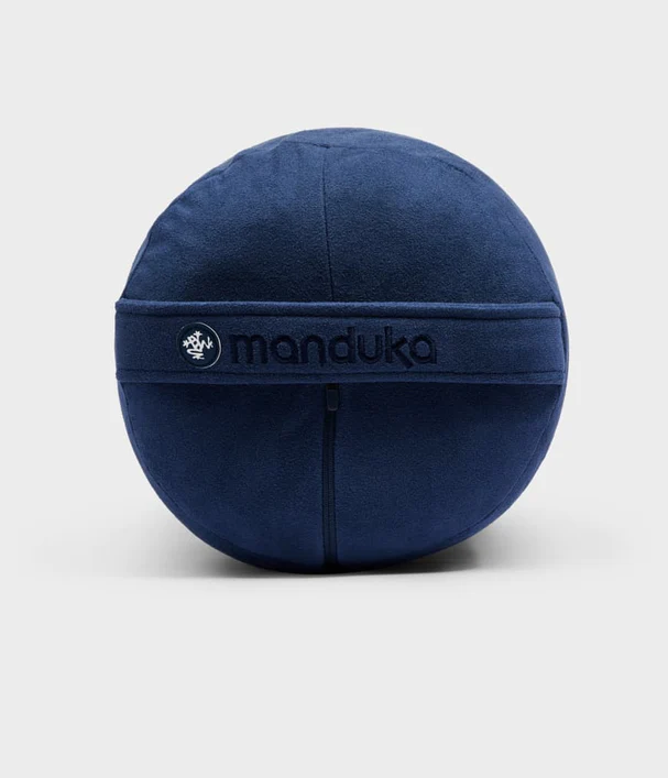 Manduka  enlight™ round Bolster - Midnight (blue).Διαστάσεις: 69 x 23 cm Βάρος: 1 kg - mykarma.gr
