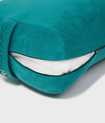 Manduka  enlight™ Rectangular Bolster - Deep Sea Διαστάσεις: 71 x 30 x 12 cm Βάρος: 1,1 kg - mykarma.gr