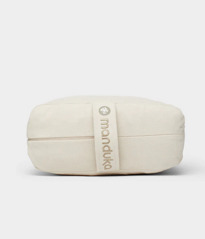 Manduka  enlight™ Rectangular Bolster - Sand Διαστάσεις: 71 x 30 x 12 cm Βάρος: 1,1 kg - mykarma.gr
