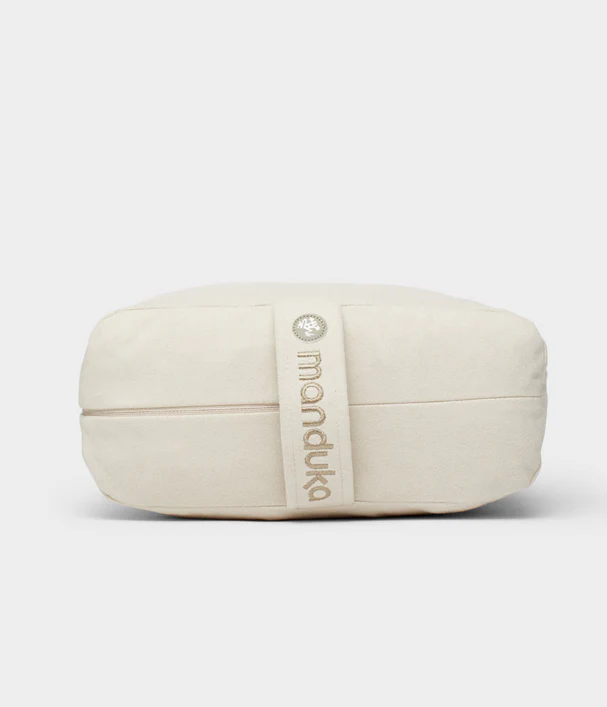 Manduka  enlight™ Rectangular Bolster - Sand Διαστάσεις: 71 x 30 x 12 cm Βάρος: 1,1 kg