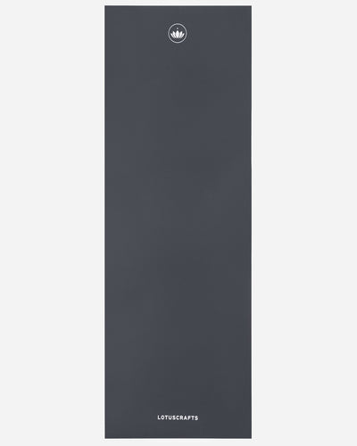 Lotuscrafts Travel Yoga Mat ARISE | Αντιολισθητικό στρώμα Yoga από φυσικό καουτσούκ & 15% ανακυκλώσιμο λατέξ - Graphit Βάρος: 1kg Διαστάσεις: 185cm x 65cm Πάχος: 0,13cm - mykarma.gr