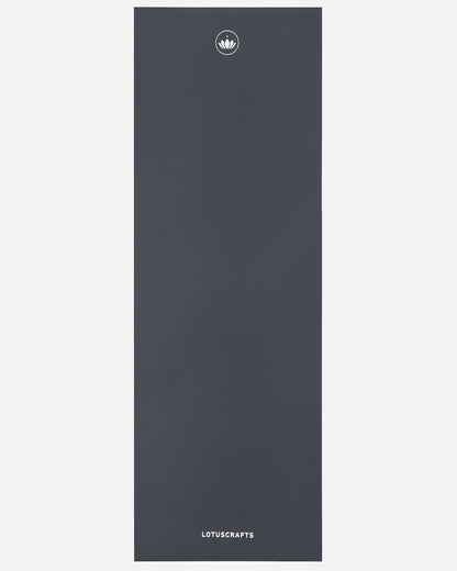 Lotuscrafts Travel Yoga Mat ARISE | Αντιολισθητικό στρώμα Yoga από φυσικό καουτσούκ & 15% ανακυκλώσιμο λατέξ - Graphit Βάρος: 1kg Διαστάσεις: 185cm x 65cm Πάχος: 0,13cm - mykarma.gr