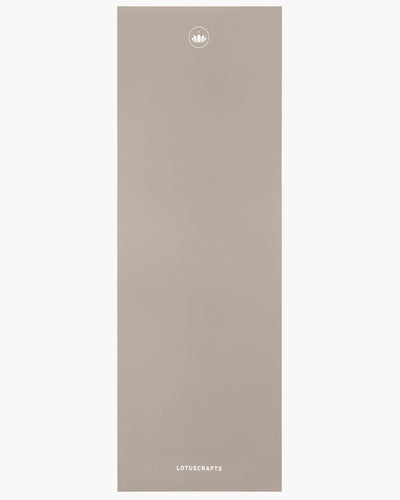 Lotuscrafts Yoga Mat ARISE | Αντιολισθητικό στρώμα Yoga από φυσικό καουτσούκ & 15% ανακυκλώσιμο λατέξ - Light Taupe Βάρος: 2kg Διαστάσεις: 185cm x 65cm Πάχος: 0,4cm - mykarma.gr