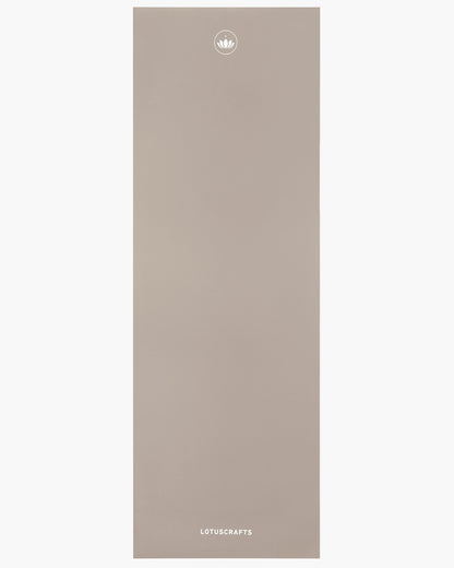Lotuscrafts Yoga Mat ARISE | Αντιολισθητικό στρώμα Yoga από φυσικό καουτσούκ & 15% ανακυκλώσιμο λατέξ - Light Taupe Βάρος: 2kg Διαστάσεις: 185cm x 65cm Πάχος: 0,4cm - mykarma.gr