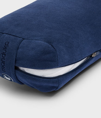 Manduka Lean Bolster - Midnight Blue Διαστάσεις: 74 x 18 x 8cm Βάρος: 0,45 kg - mykarma.gr